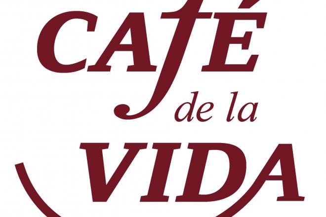 Bild zeigt ein Logo auf dem auf weißem Hintergrund mit roter Schrift 'Café de la Vida' steht