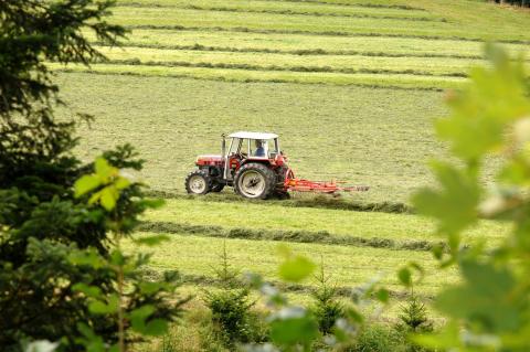 Traktor auf einem Feld