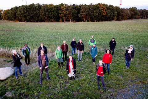 Gruppenbild von oben auf einer Wiese